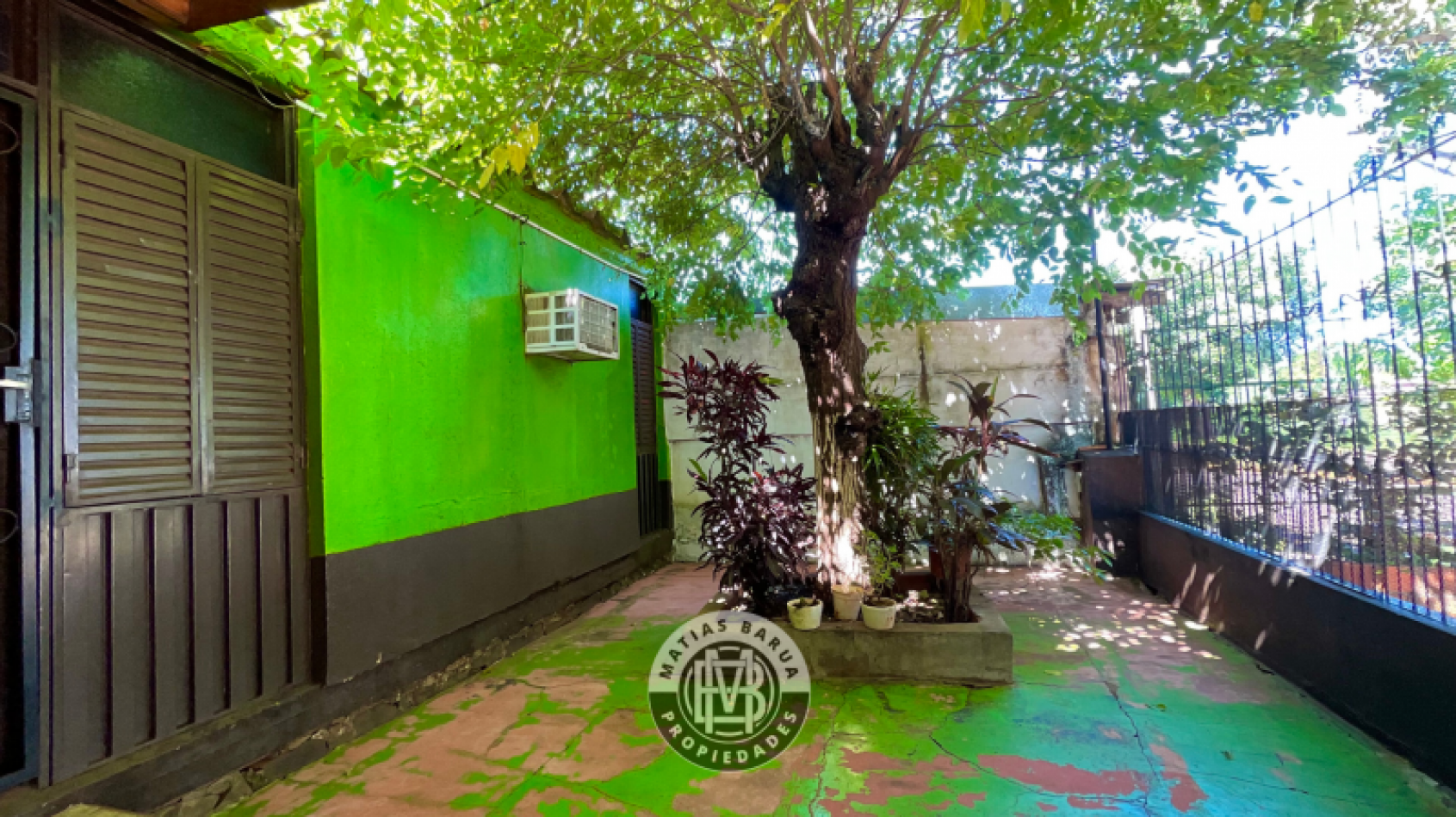 Casa sobre avenida, en venta
