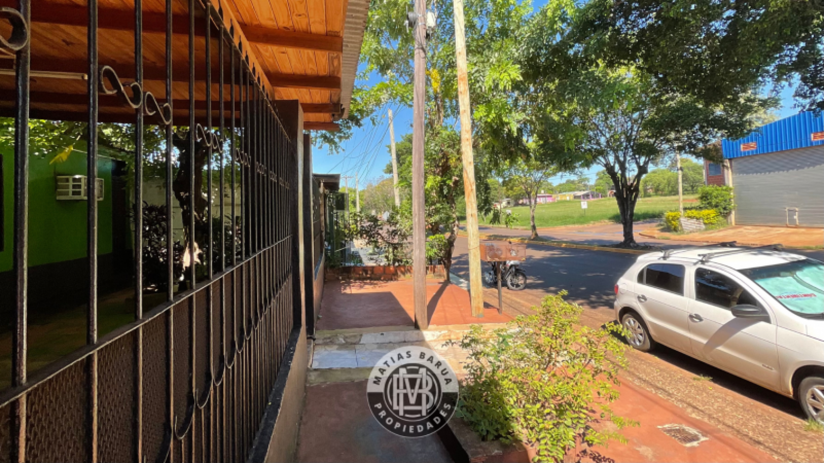 Casa sobre avenida, en venta