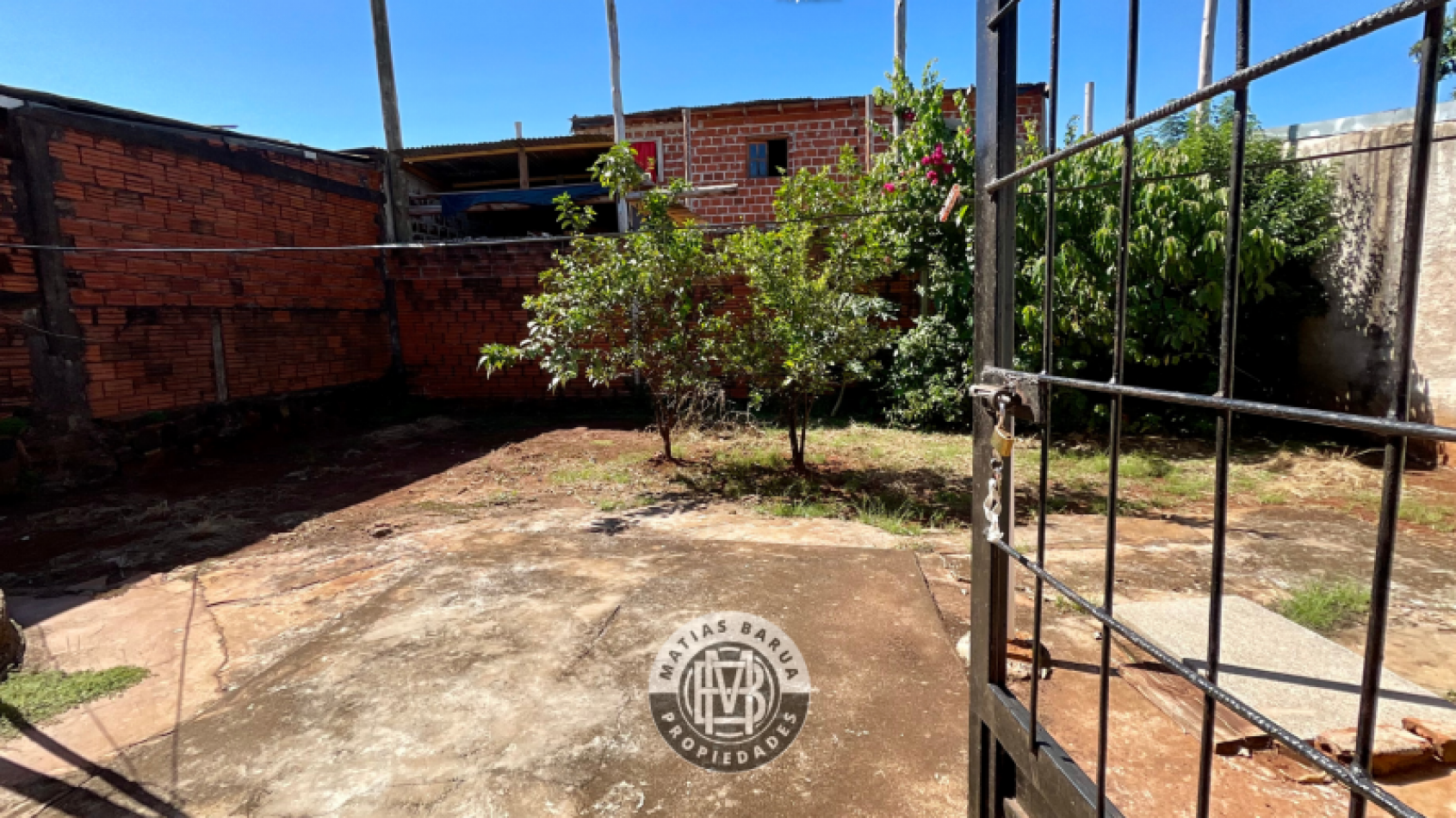 Casa sobre avenida, en venta