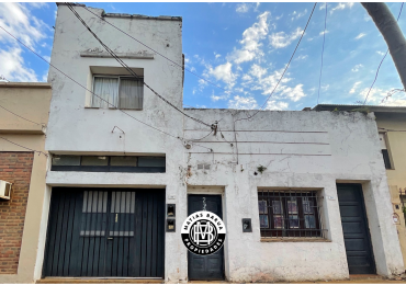 Terreno en venta en Villa Sarita, con construccion a Reciclar 