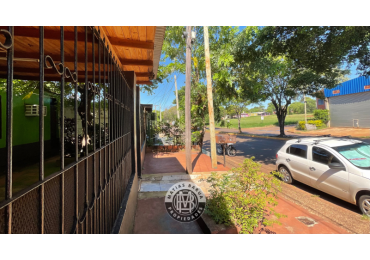 Casa sobre avenida, en venta